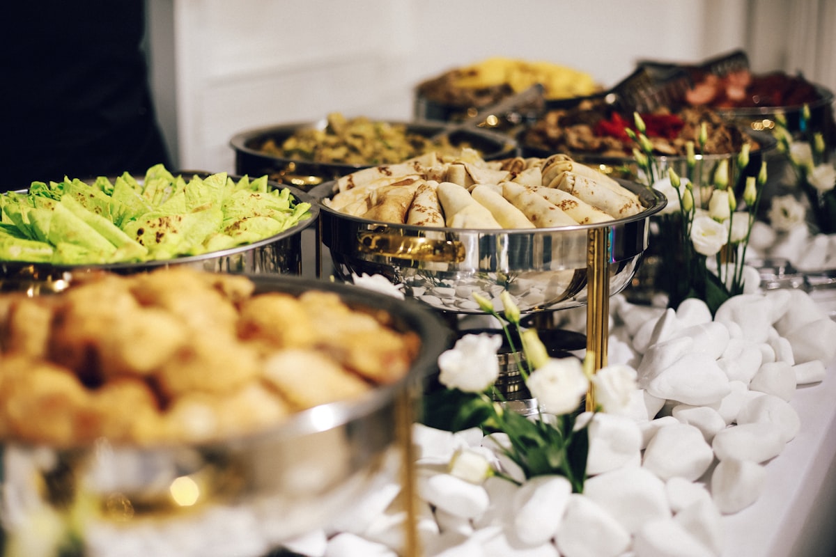 Buffet mit warmen Speisen — Symbolfoto